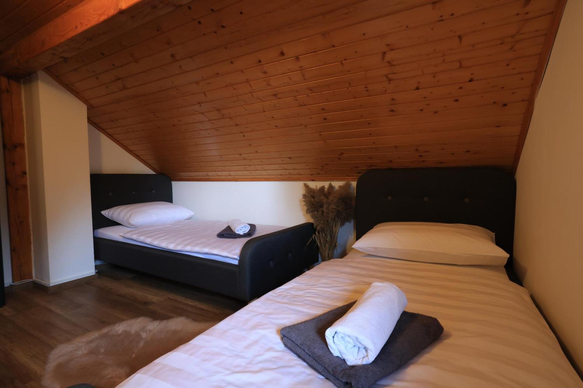 Woodenhouse With Two Apartments Otočac Exterior foto